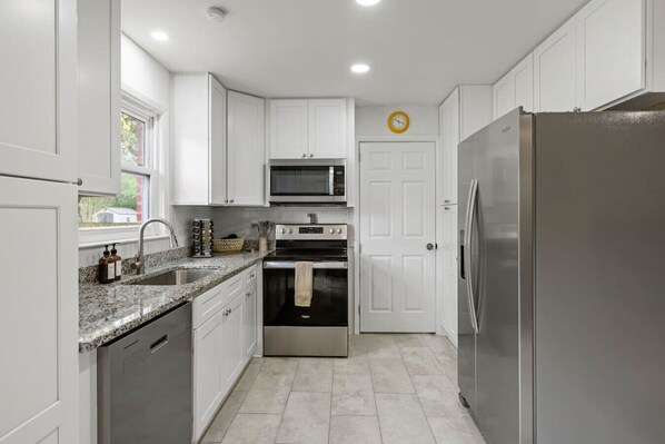 Frigorífico, microondas, horno y placa de cocina