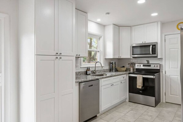 Jääkaappi, mikroaaltouuni, uuni, liesi