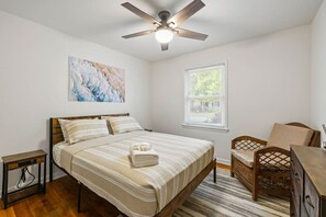 3 chambres, bureau, fer et planche à repasser, lit parapluie