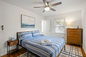 3 habitaciones, escritorio y tabla de planchar con plancha 