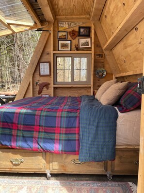 1 bedroom, free WiFi, bed sheets - Creekside: Cozy off-grid cabin near Cooperstown, NY (Cherry Valley)