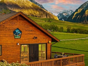 Property grounds - Spacious home with mountain and valley views, seconds to Deep Creek trailhead (Livingston)