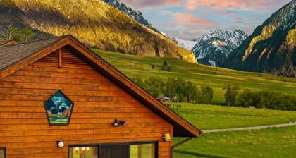 Spacious home with mountain and valley views, seconds to Deep Creek trailhead