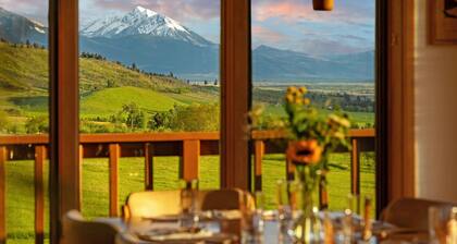 Spacious home with mountain and valley views, seconds to Deep Creek trailhead