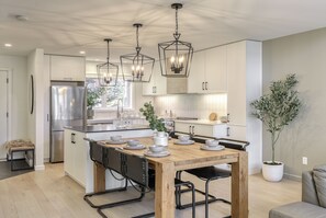 Deluxe Condo, Balcony, Mountain View | Private kitchen | Full-size fridge, microwave, oven, stovetop - 202 Clairière (Mont-Tremblant)
