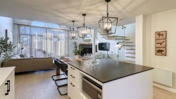 Deluxe Condo, Balcony, Mountain View | Private kitchen | Full-sized fridge, microwave, oven, stovetop