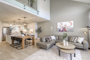 Condo Deluxe, balcón, vista a la montaña | Área de sala de estar