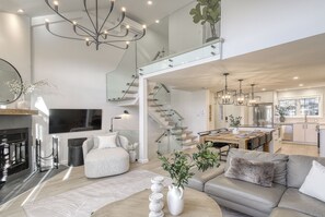 Condo Deluxe, balcón, vista a la montaña | Área de sala de estar