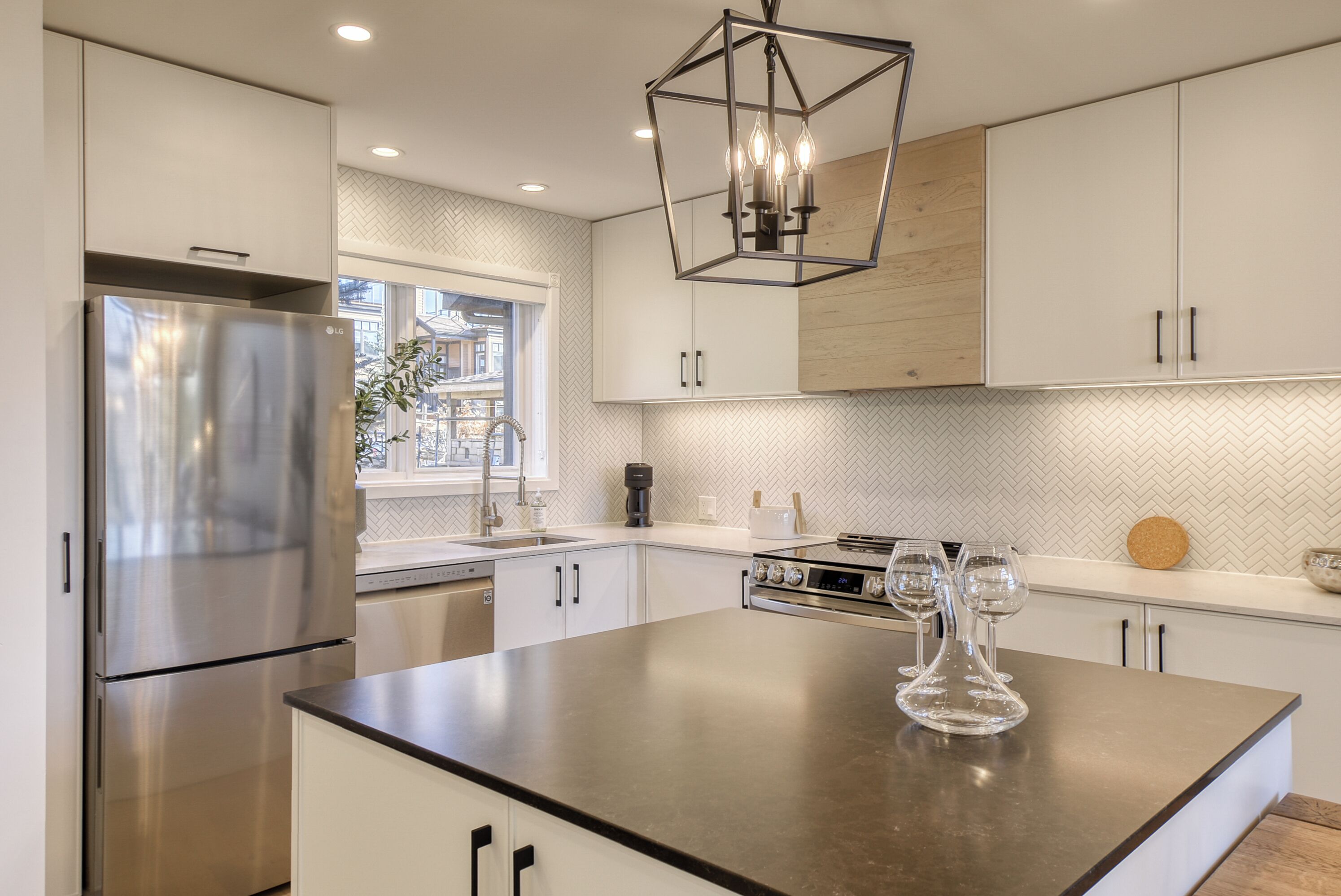 Deluxe Condo, Balcony, Mountain View | Private kitchen | Full-sized fridge, microwave, oven, stovetop