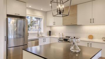 Deluxe Condo, Balcony, Mountain View | Private kitchen | Full-sized fridge, microwave, oven, stovetop