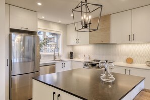 Deluxe Condo, Balcony, Mountain View | Private kitchen | Full-size fridge, microwave, oven, stovetop - 202 Clairière (Mont-Tremblant)