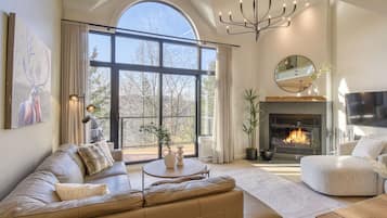 Deluxe Condo, Balcony, Mountain View | Living area