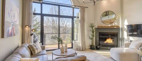 Deluxe Condo, Balcony, Mountain View | Living area