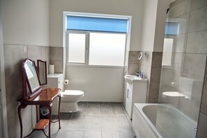 Hiustenkuivaaja, pyyhkeet, saippua, vessapaperi