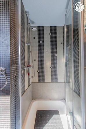 Shower, towels