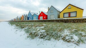 A row of colorful houses along a beach with snow on the grass. - Luxury detached house (Montebourg)