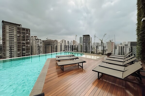 屋外プール、営業時間 6:00 ～ 22:00、プール パラソル、サンラウンジャー