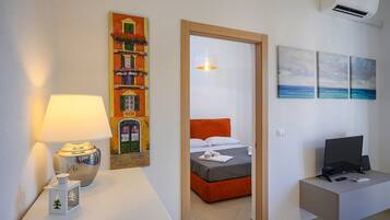 Bureau, fer et planche à repasser