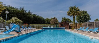 Mobile Home '6 Personnes' with Shared Pool, Private Terrace and Wi-Fi