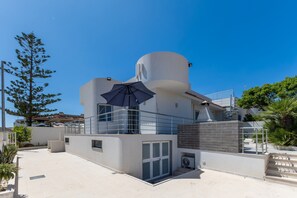 Exterior - Villa 'Primavera' with sea view, private terrace and air conditioning (Marina di Modica)