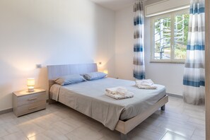 3 bedrooms, iron/ironing board, bed sheets