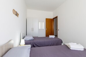 3 عدّة غرف نوم ومكواة/لوح كي وملاءات أسرّة