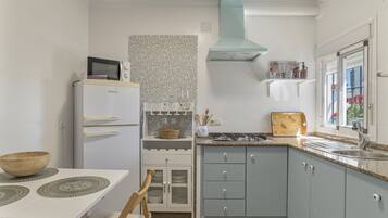 Refrigerador, microondas, placa de cocina, cafetera/tetera