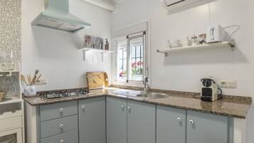 Refrigerador, microondas, placa de cocina, cafetera/tetera