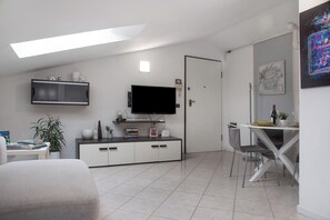 TV, stereo - Attic apartment 'Massimo - Verbania Intra' with Wi-Fi and Air Conditioning (Verbania)