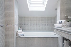 Bruser, hårtørrer, håndklæder