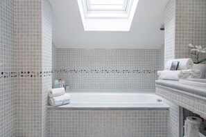 Shower, hair dryer, towels - Attic apartment 'Massimo - Verbania Intra' with Wi-Fi and Air Conditioning (Verbania)