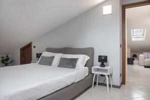 1 bedroom, iron/ironing board, free WiFi, bed sheets - Attic apartment 'Massimo - Verbania Intra' with Wi-Fi and Air Conditioning (Verbania)