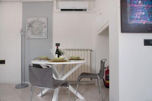 Dining - Attic apartment 'Massimo - Verbania Intra' with Wi-Fi and Air Conditioning (Verbania)