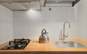 Microwave, toaster - The Echo in the Rock, Welcome Way (Vernazza)