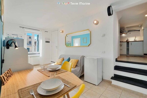 Interior - The Echo in the Rock, Welcome Way (Vernazza)