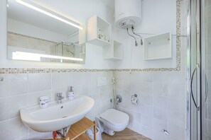Shower, bidet, towels