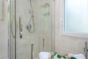 Shower, bidet, towels