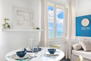 Unclassified image, 3 of 21, button