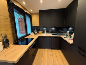 Fridge, oven, dishwasher, coffee/tea maker