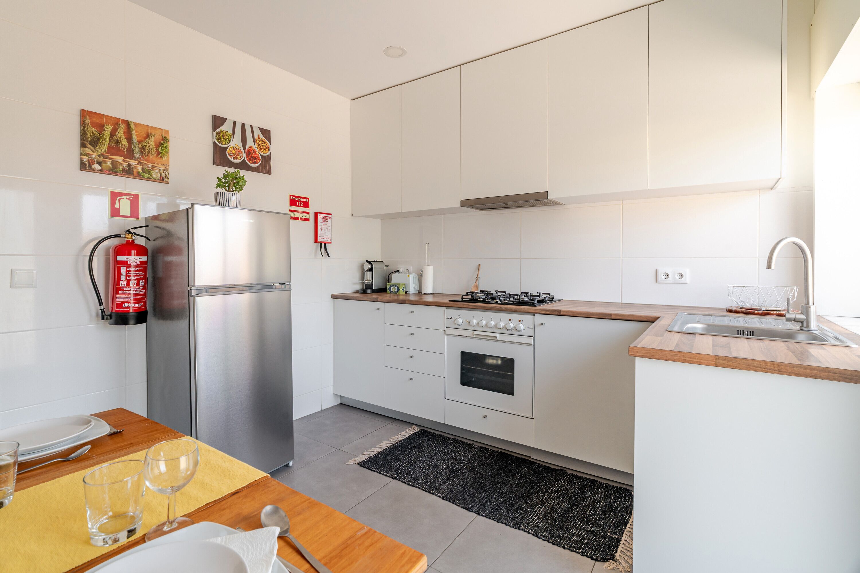 Køleskab, mikrobølgeovn, ovn, kogeplade