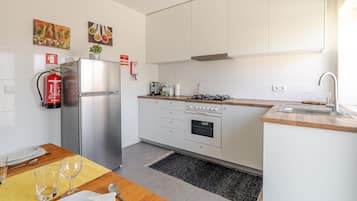 KĂŒhlschrank, Mikrowelle, Ofen, Herdplatte