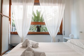 Iron/ironing board, travel crib