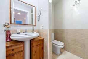 Suihku, hiustenkuivaaja, pyyhkeet