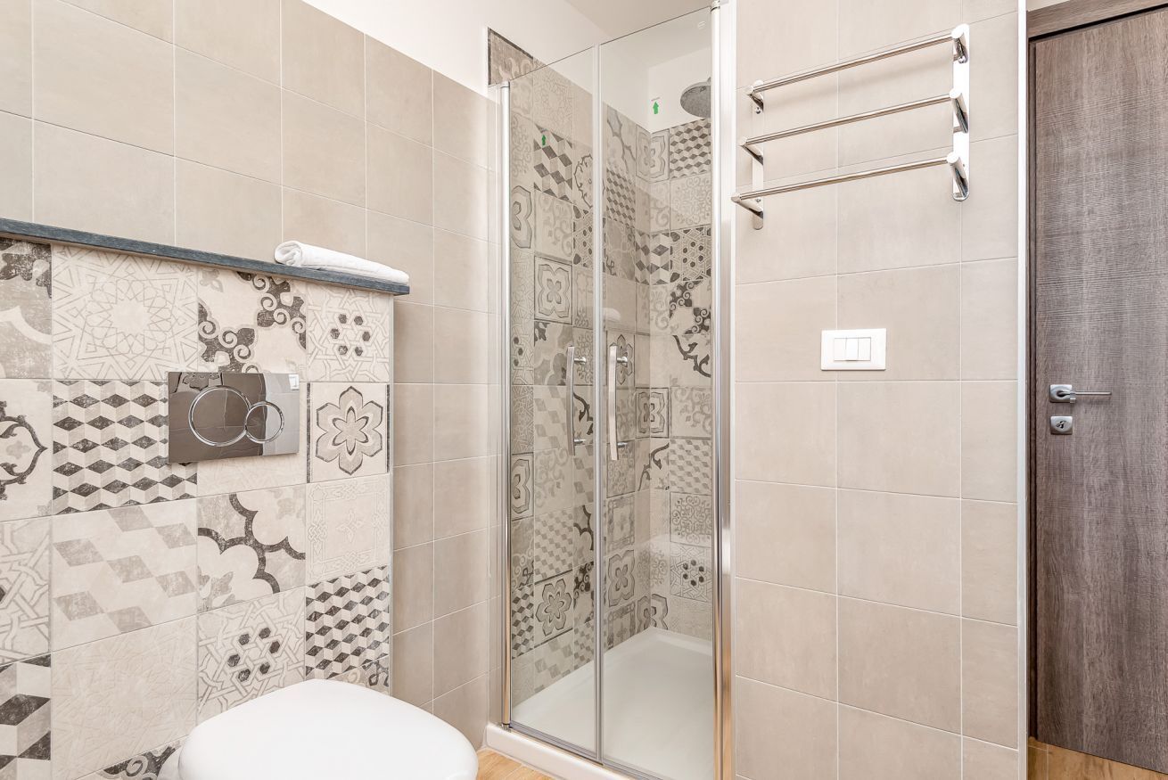 Dusche, Bidet, Handtücher, Shampoo