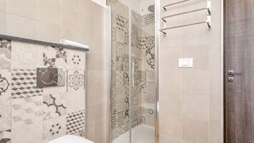 Dusche, Bidet, Handtücher, Shampoo