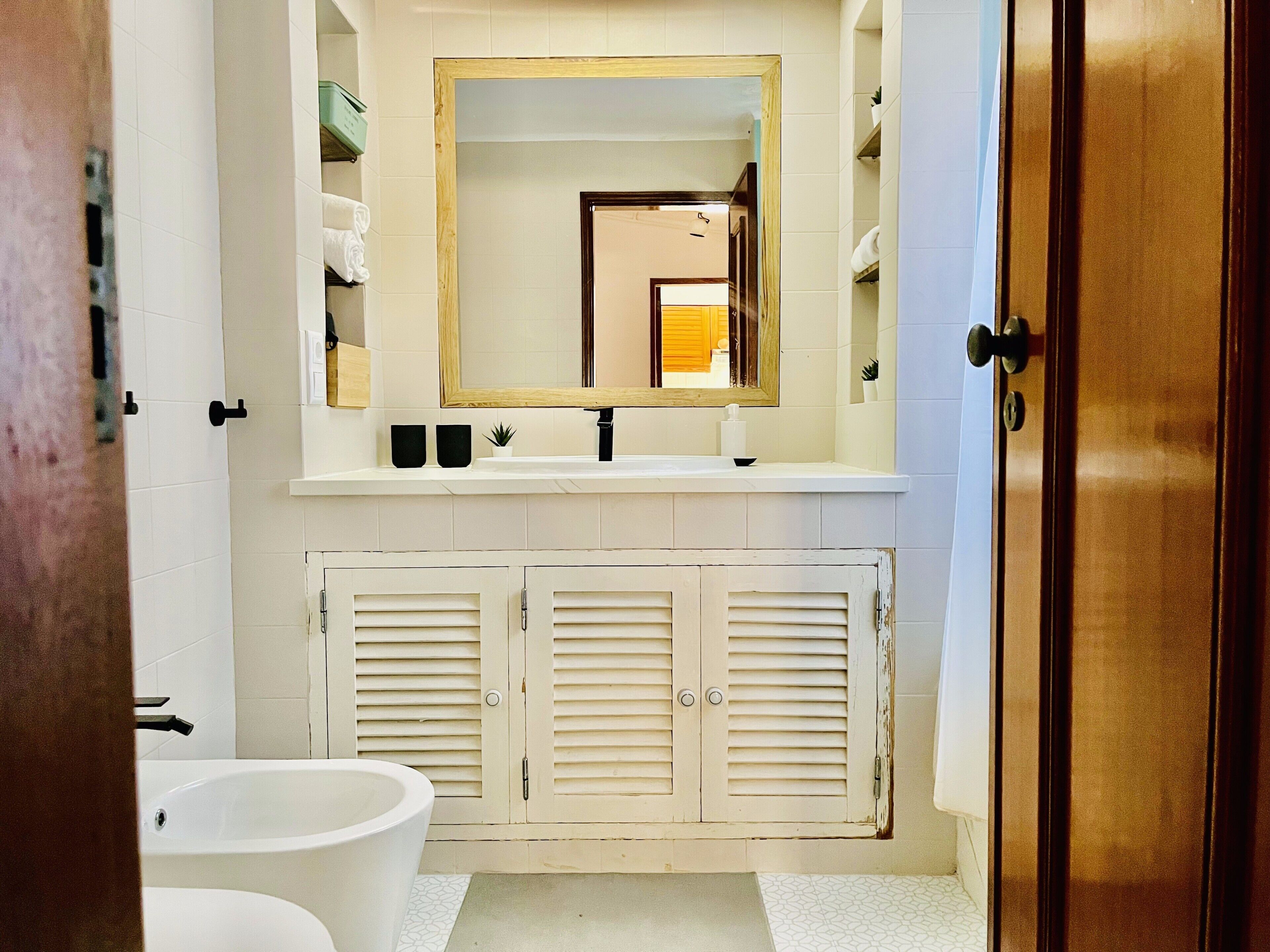 Shower, hair dryer, towels