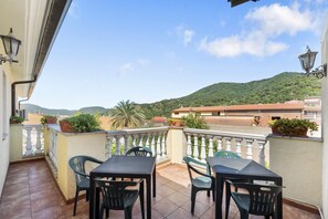 Outdoor dining - Room 'Elicriso Teulada' with Shared Terrace, Wi-Fi and Air Conditioning (Teulada)
