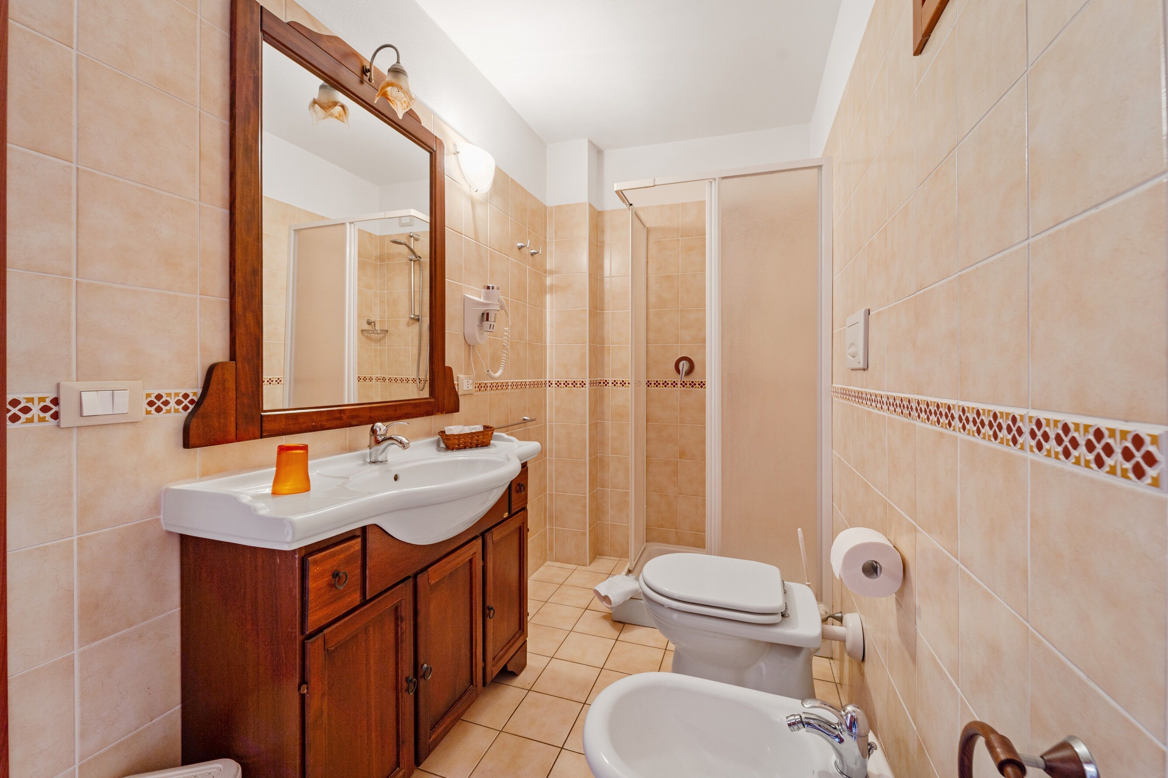 Douche, sèche-cheveux, serviettes fournies