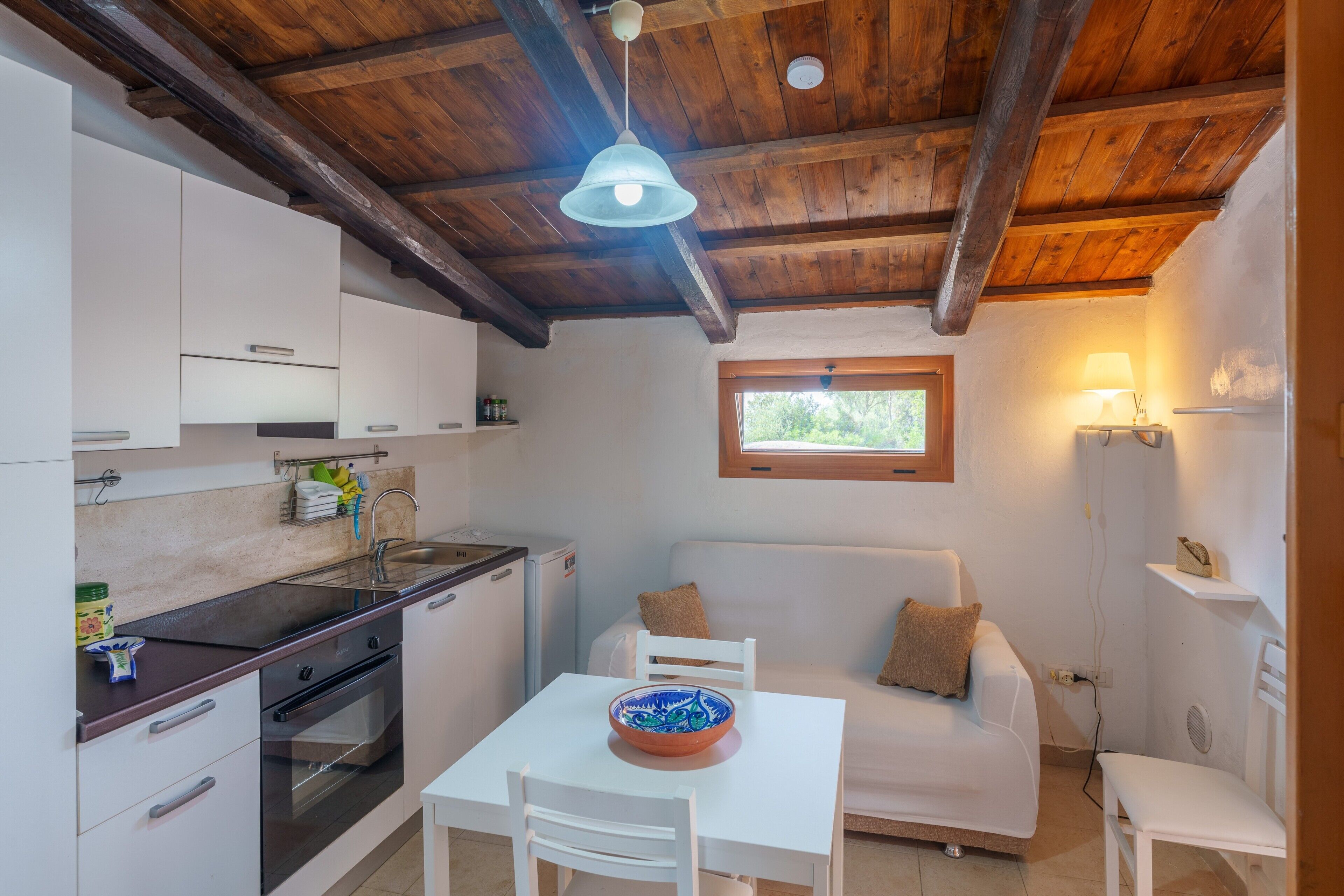 Køleskab, ovn, kogeplade, kaffe-/temaskine