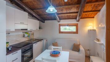 Køleskab, ovn, kogeplade, kaffe-/temaskine